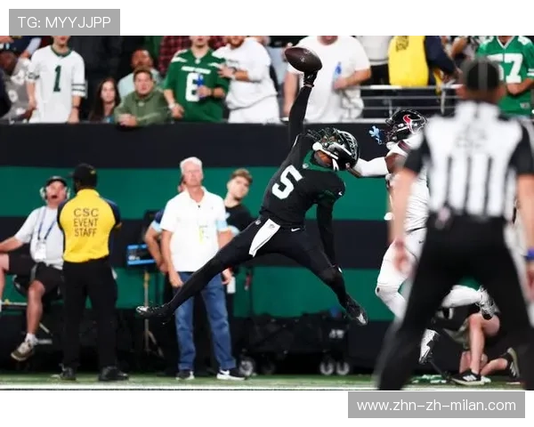 南非橄榄球队飞奔突破,致胜达阵引燃全场激情 南非橄榄球队飞奔突破,致胜达阵引燃全场激情